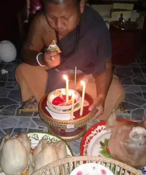中了情降头的特征：眼珠上黑点的诡秘警告
